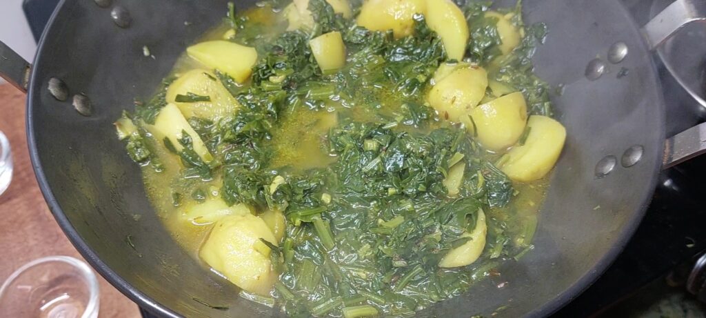 aloo palak in hindi