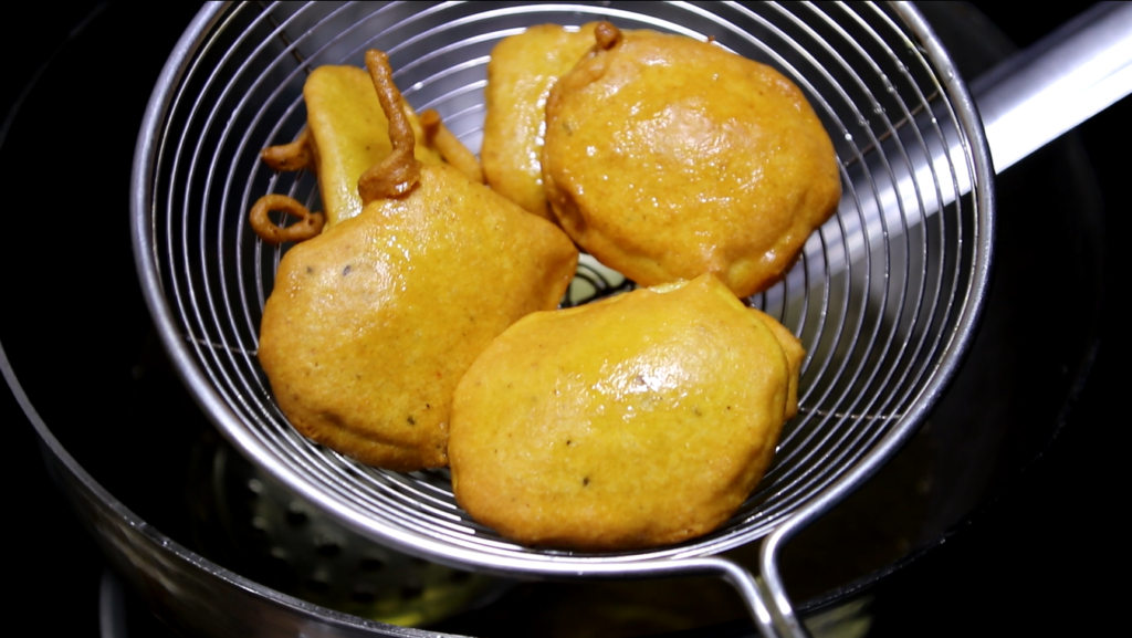 aloo pakora Video in hindi